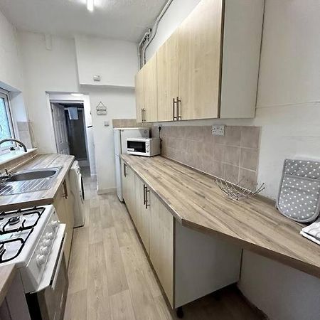 Bright Home From Home Stoke-on-Trent Extérieur photo