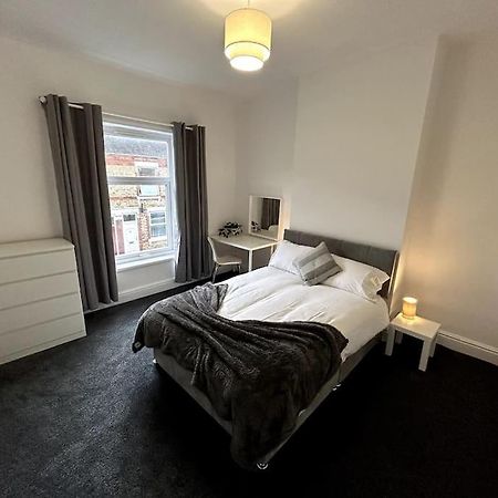 Bright Home From Home Stoke-on-Trent Extérieur photo