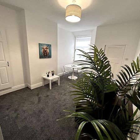 Bright Home From Home Stoke-on-Trent Extérieur photo