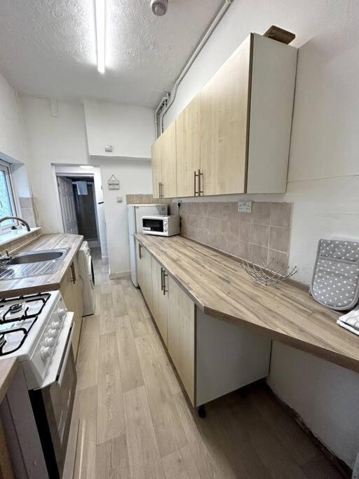 Bright Home From Home Stoke-on-Trent Extérieur photo