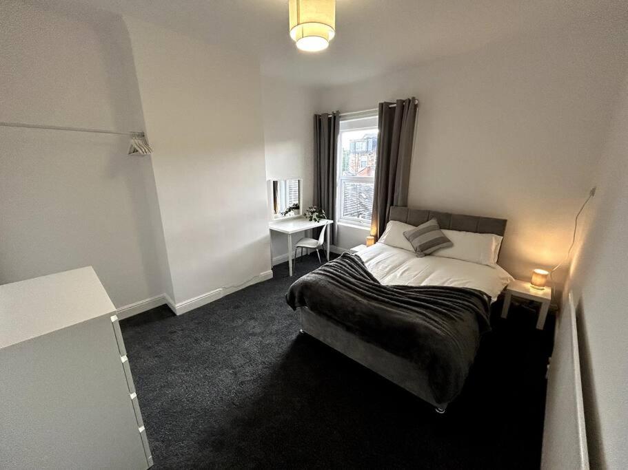 Bright Home From Home Stoke-on-Trent Extérieur photo
