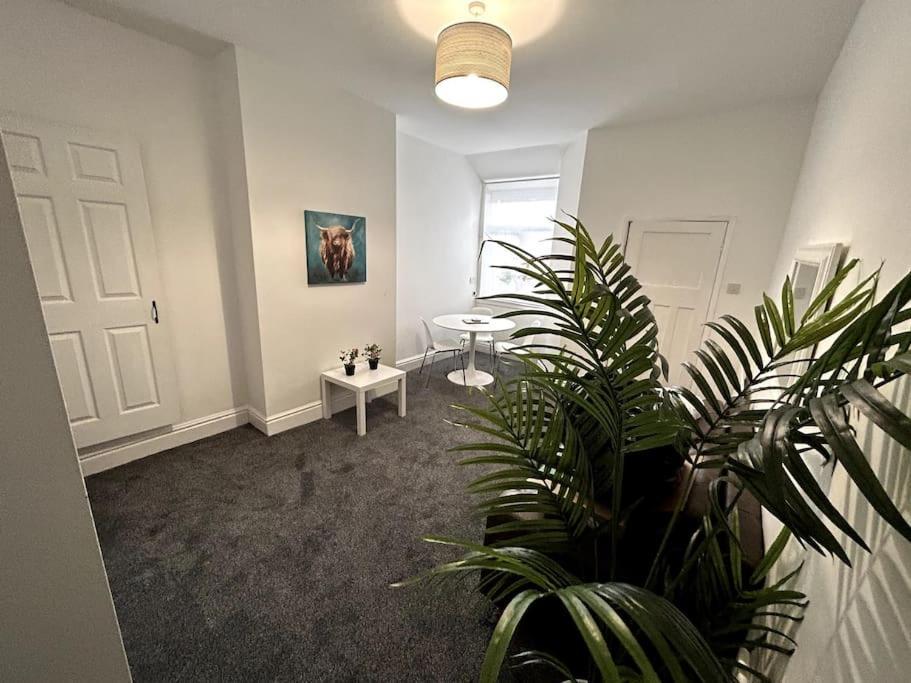 Bright Home From Home Stoke-on-Trent Extérieur photo