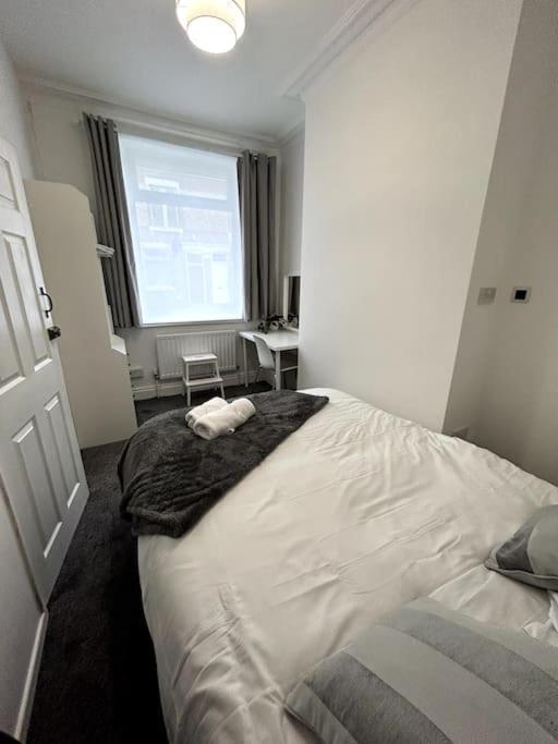 Bright Home From Home Stoke-on-Trent Extérieur photo